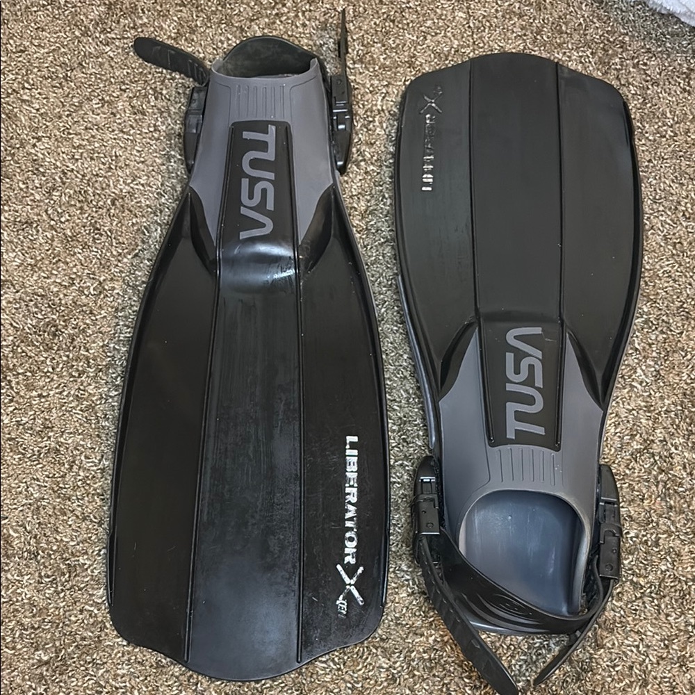 Black and Gray Diving Fins with Streamlined Design